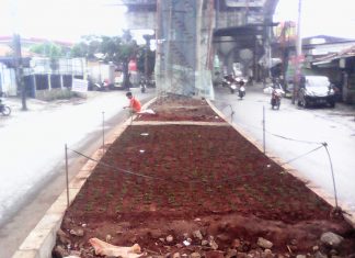 Urugan Median Jalan di Jl. Ciledug Raya Pesanggrahan Jaksel Menggunakan Tanah Merah Campur Batu dan Puing